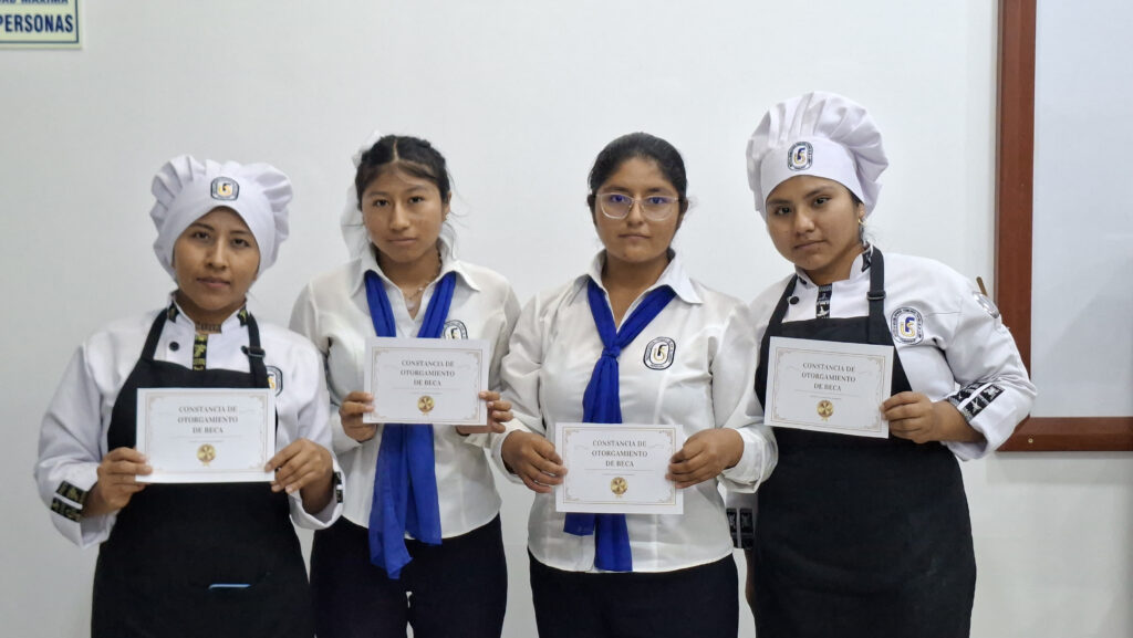 Estudiantes beneficiadas con media beca por destacameito academico