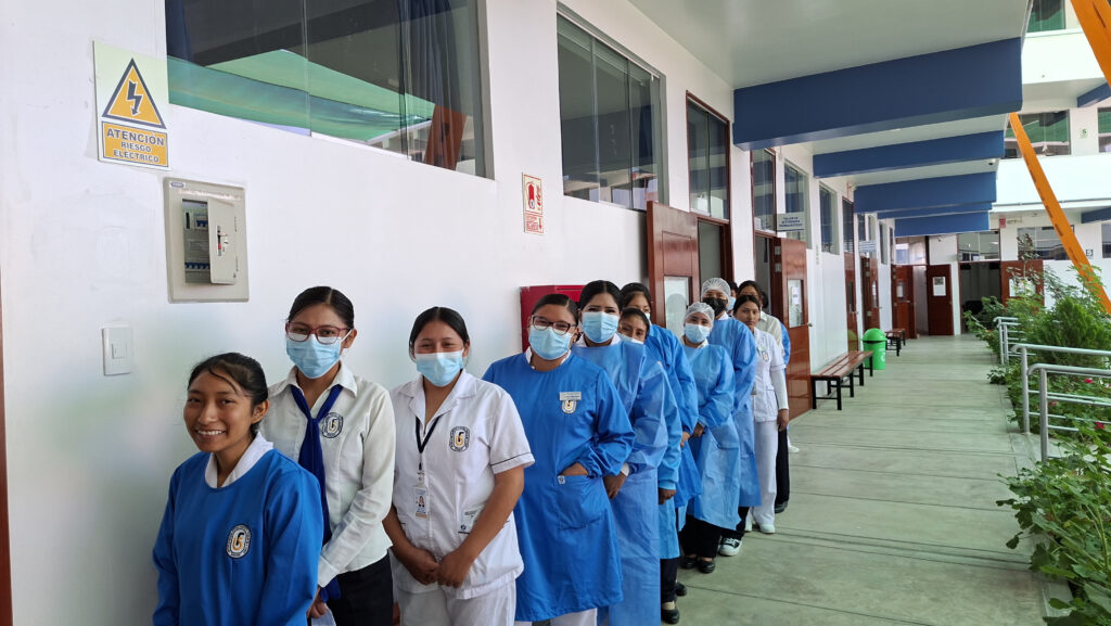 Nuestros estudiantes participaron activamente en la Campaña de Atención Integral de Salud, brindando servicios médicos preventivos y orientación a la comunidad.