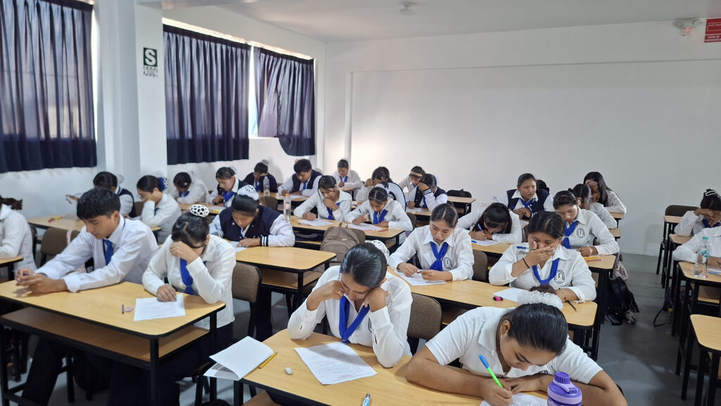 Concentración y disciplina en cada evaluación. Nuestros estudiantes demuestran su compromiso con la excelencia académica durante la Semana de Exámenes 2026-I.