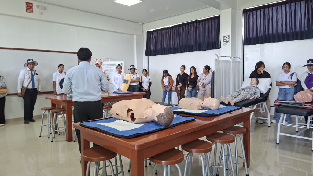 Durante el recorrido por los talleres, los estudiantes descubrieron los espacios donde desarrollarán sus habilidades prácticas y fortalecerán su aprendizaje técnico.