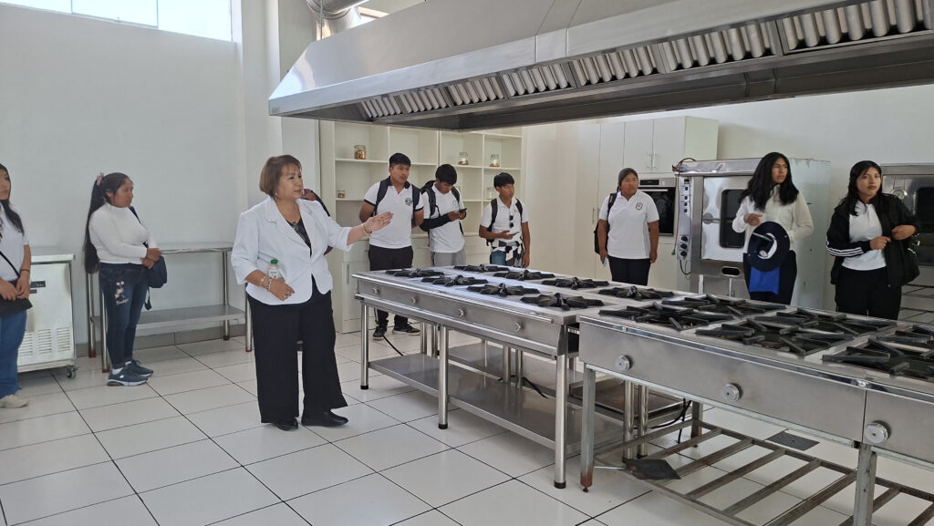 La inducción incluyó la visita a los ambientes especializados, donde la práctica y la creatividad se unen para formar profesionales competentes y apasionados.