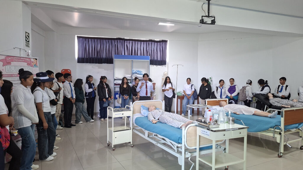 Nuestros futuros profesionales conocieron los laboratorios equipados para el aprendizaje práctico, reafirmando el compromiso institucional con la excelencia académica.