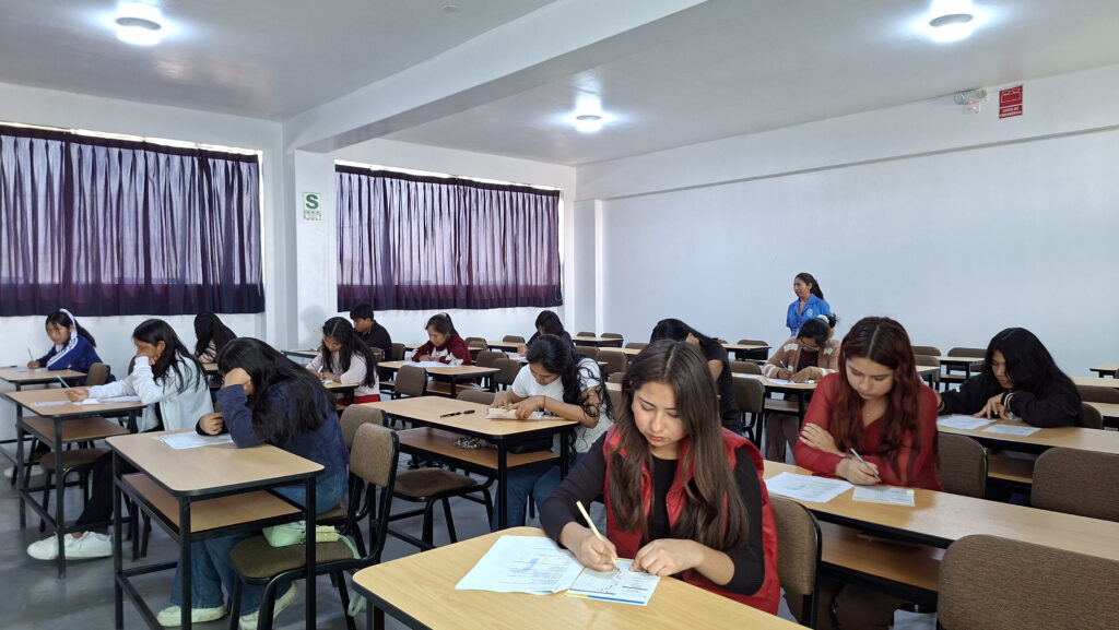 Concentración y esfuerzo en cada respuesta. Nuestros postulantes participaron en el Examen de Admisión 2026-I, demostrando su compromiso por formar parte de nuestra comunidad educativa.