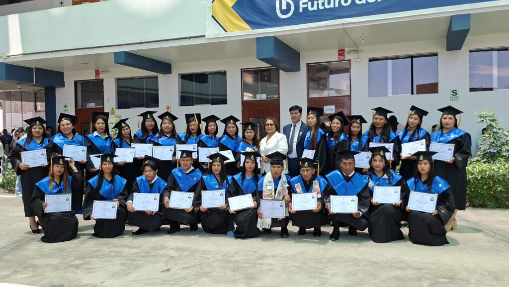 Nuestros egresados celebran con orgullo la culminación de su formación profesional. Cada título representa esfuerzo, dedicación y el compromiso de seguir creciendo como expertos en su especialidad.